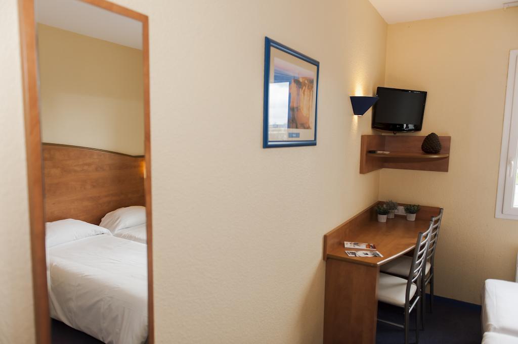 Armony Hotel Bourg-Achard Exterior foto